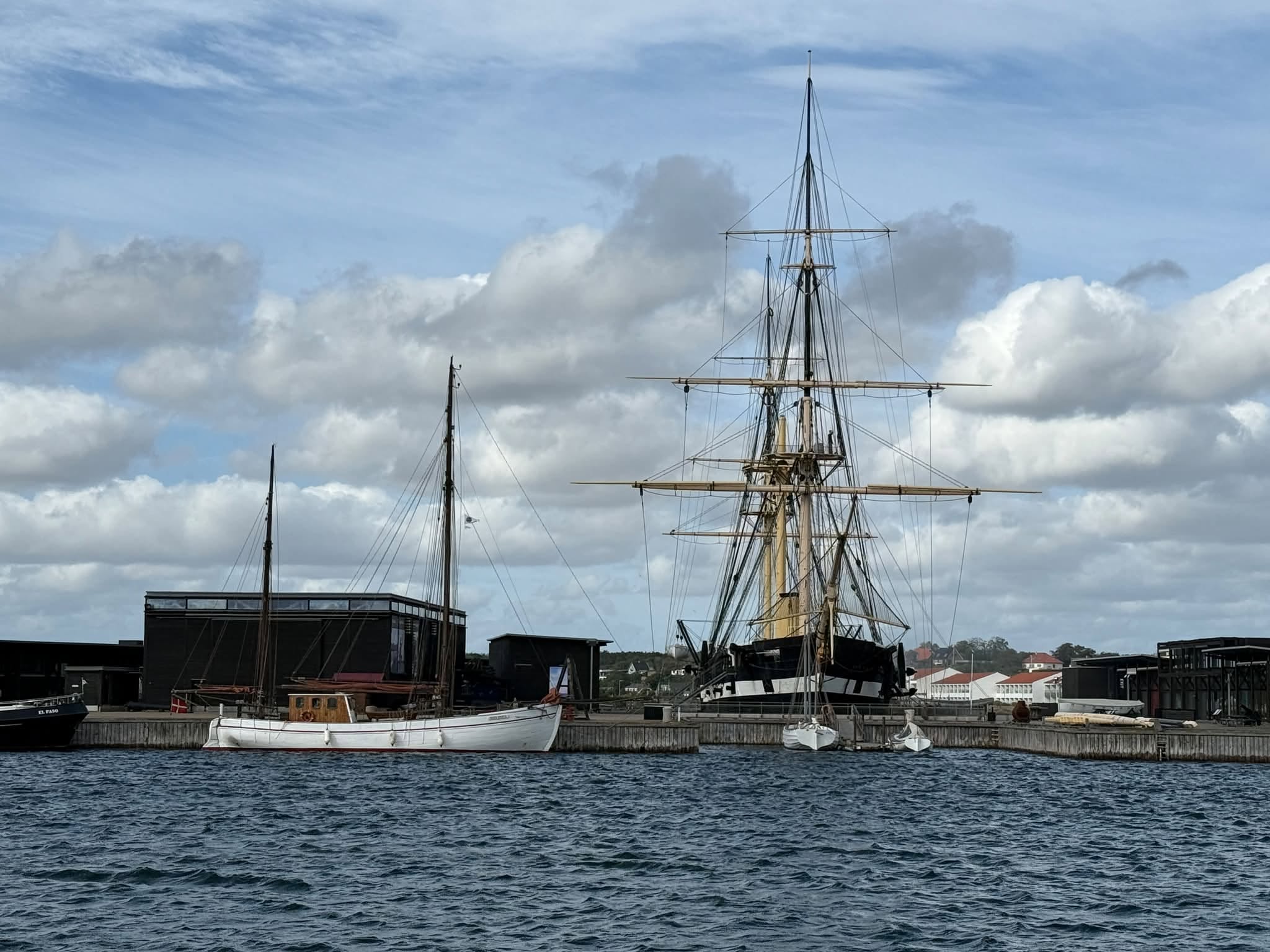 Bona Gratia foran Fregatten Jylland